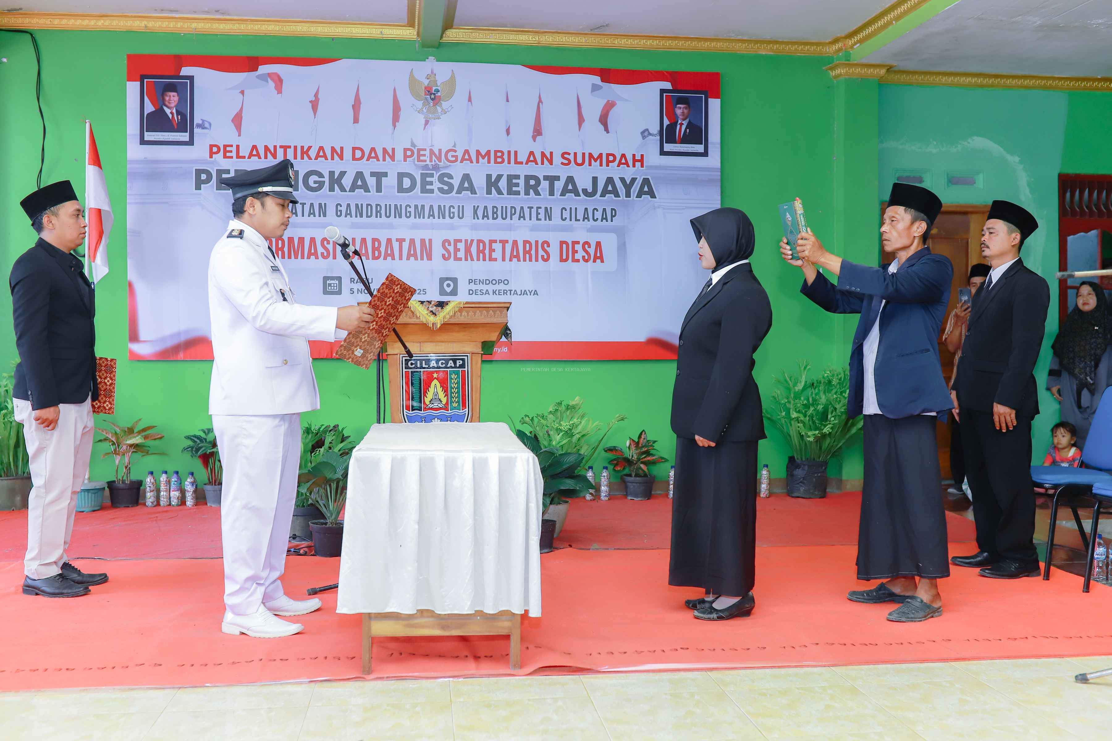 PELANTIKAN DAN PENGAMBILAN SUMPAH PERANGKAT DESA KERTAJAYA JABATAN SEKRETARIS DESA